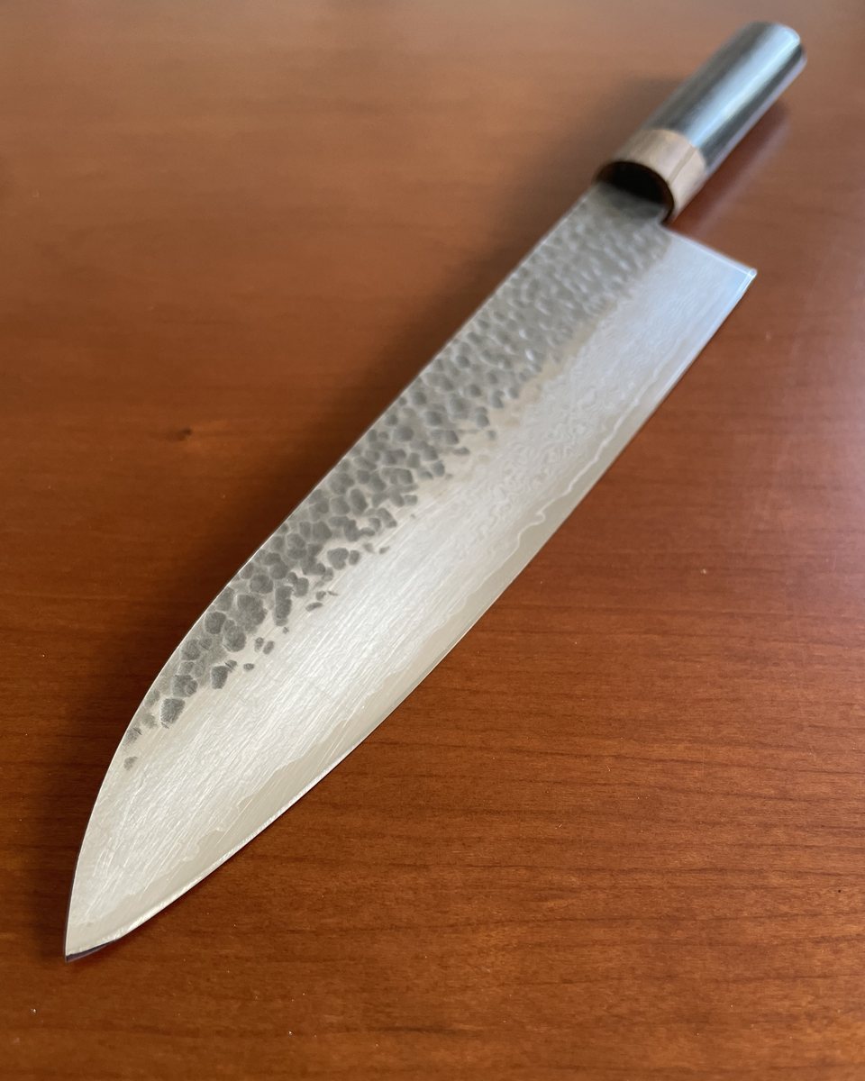 A mesma faca japonesa depois da afiação, com o bisel uniforme